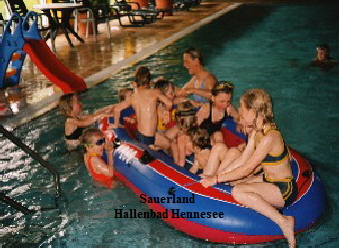   FERIENPARK FERIENDORF Knaus Campingpark Hennesee Sauerland: Schlauchboot mit Kindern im Hallenbad